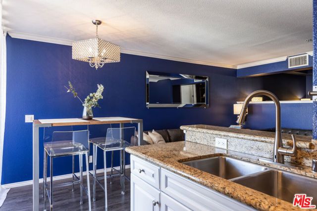 7320 Hawthorn Avenue 215, Los Angeles, CA 90046
