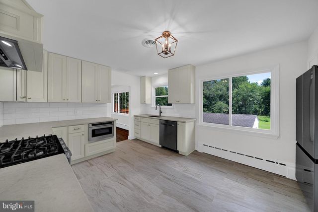 7 MALAGA DR, Ewing, NJ 08628