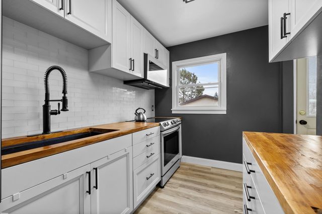 624 19th St NW, Minot, ND 58703