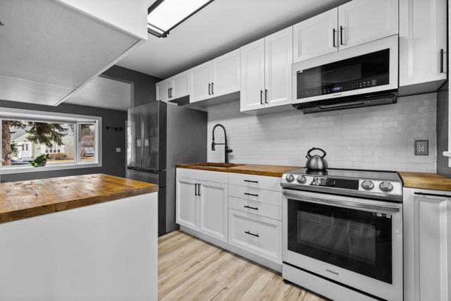 624 19th St NW, Minot, ND 58703