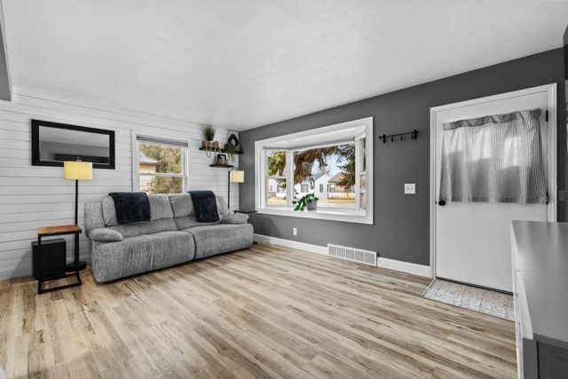 624 19th St NW, Minot, ND 58703