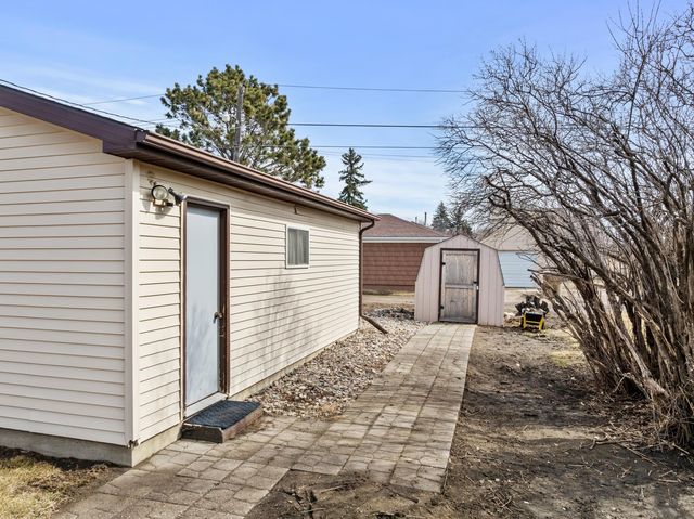 624 19th St NW, Minot, ND 58703