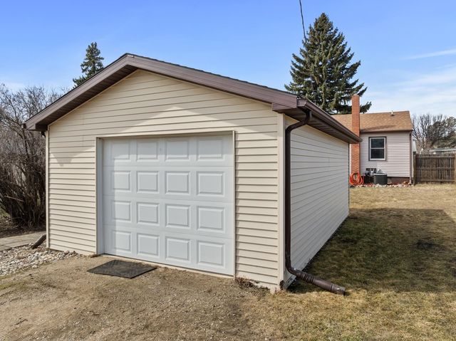 624 19th St NW, Minot, ND 58703