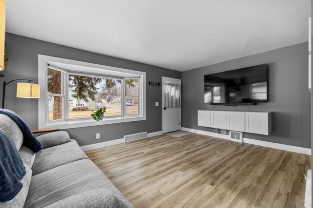 624 19th St NW, Minot, ND 58703