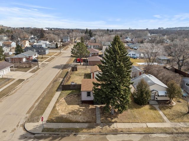 624 19th St NW, Minot, ND 58703