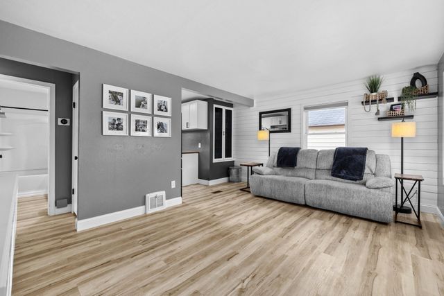 624 19th St NW, Minot, ND 58703