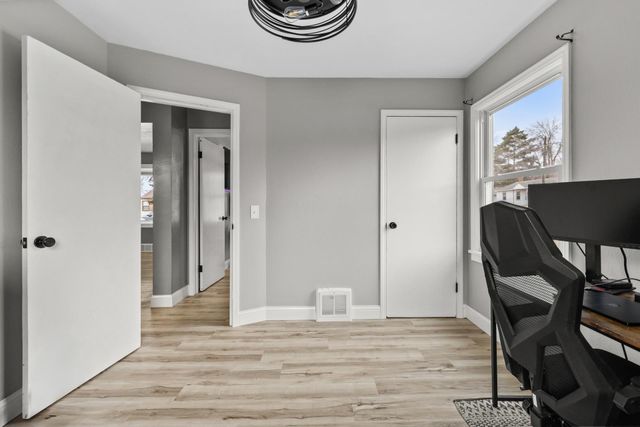 624 19th St NW, Minot, ND 58703