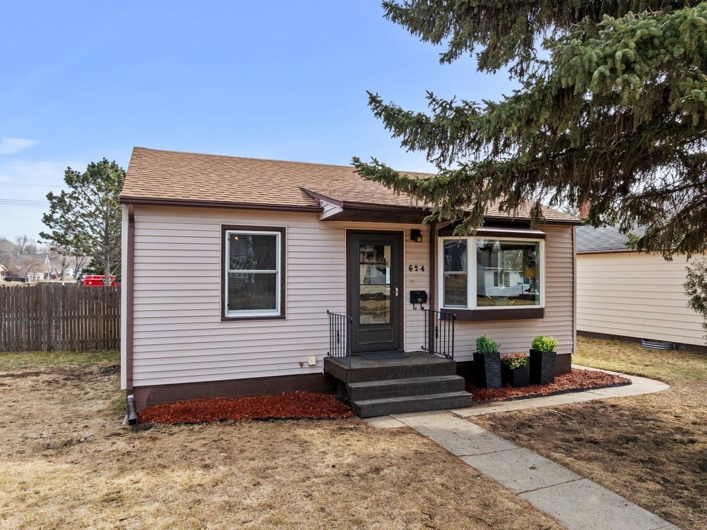 624 19th St NW, Minot, ND 58703