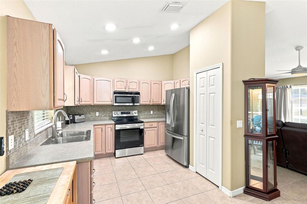 Image 16 of property listing at 1845 EAST PARKWAY, Deland, FL 32724