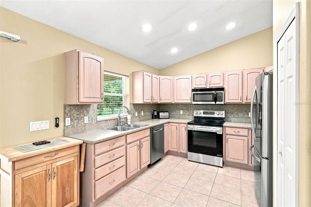 Image 18 of property listing at 1845 EAST PARKWAY, Deland, FL 32724