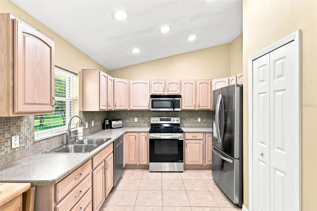 Image 19 of property listing at 1845 EAST PARKWAY, Deland, FL 32724