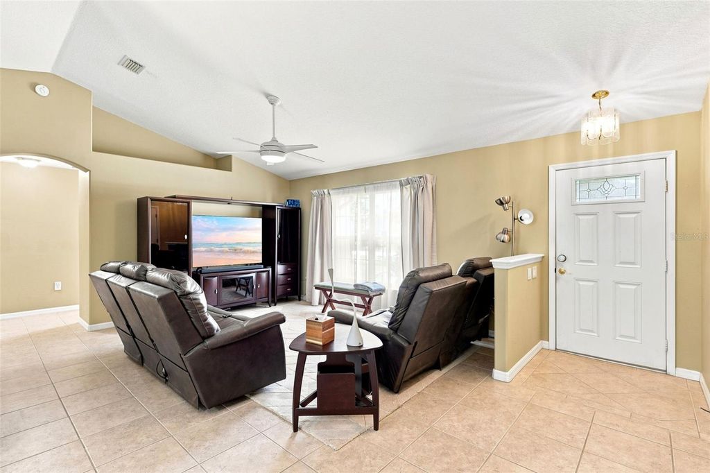 Image 6 of property listing at 1845 EAST PARKWAY, Deland, FL 32724