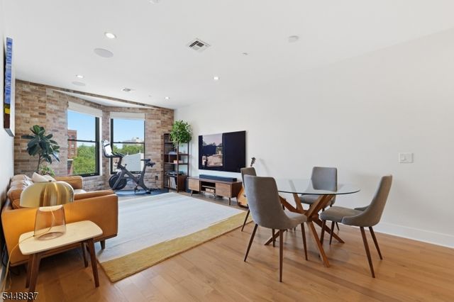 227 4th St 402, Jersey City, NJ 07302