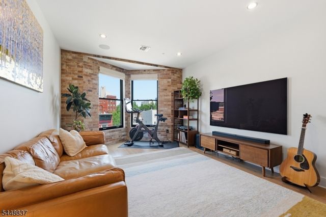 227 4th St 402, Jersey City, NJ 07302