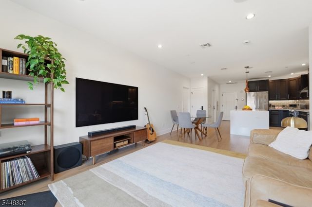 227 4th St 402, Jersey City, NJ 07302