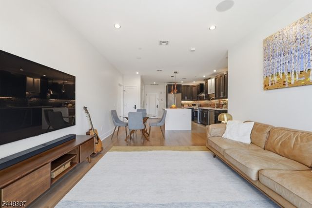 227 4th St 402, Jersey City, NJ 07302
