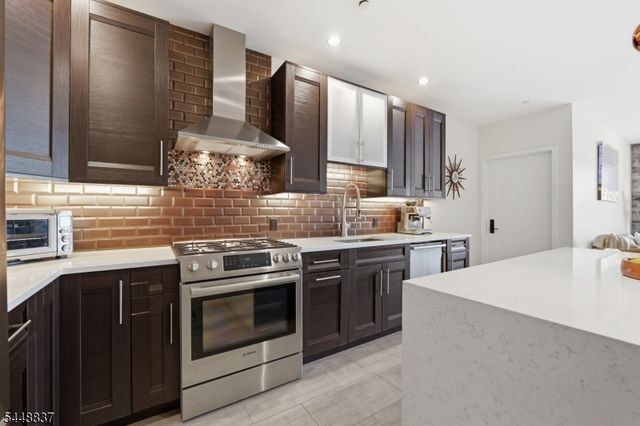 227 4th St 402, Jersey City, NJ 07302