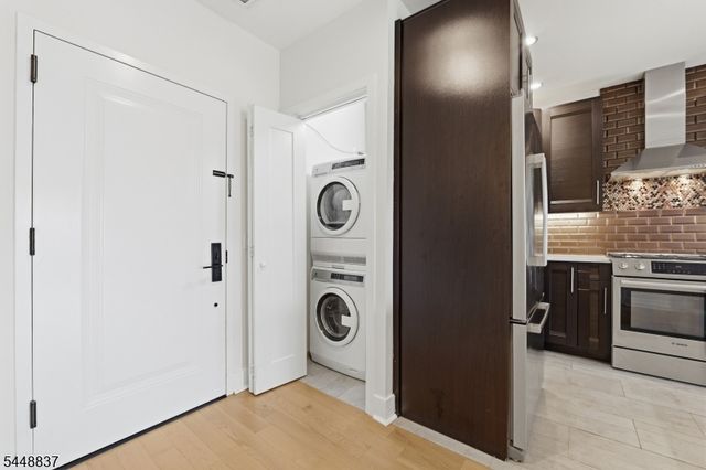 227 4th St 402, Jersey City, NJ 07302