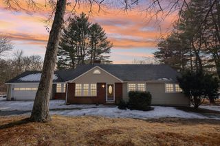 11 Gould Rd, Andover, MA 01810