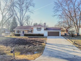 7802 Warwick Avenue, Darien, IL 60561