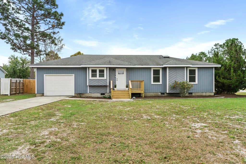 100 Avon Drive, Hubert, NC 28539