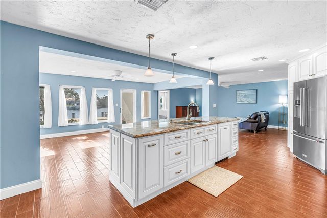 1964 MASSACHUSETTS AVENUE NE, St Petersburg, FL 33703