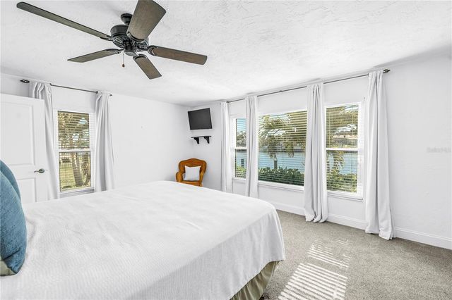 1964 MASSACHUSETTS AVENUE NE, St Petersburg, FL 33703