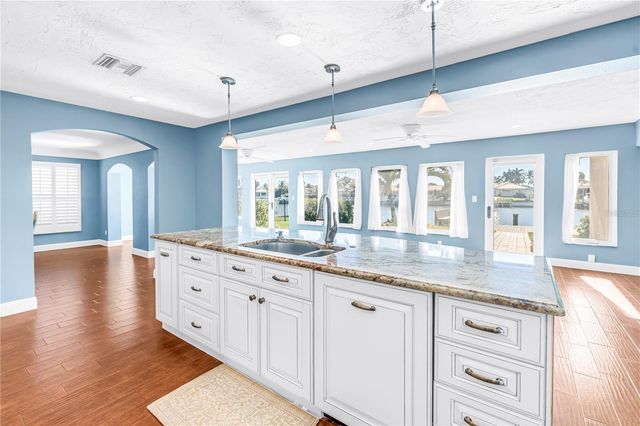 1964 MASSACHUSETTS AVENUE NE, St Petersburg, FL 33703