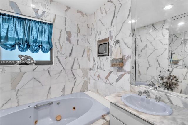 7701 Center Bay Dr, North Bay Village, FL 33141