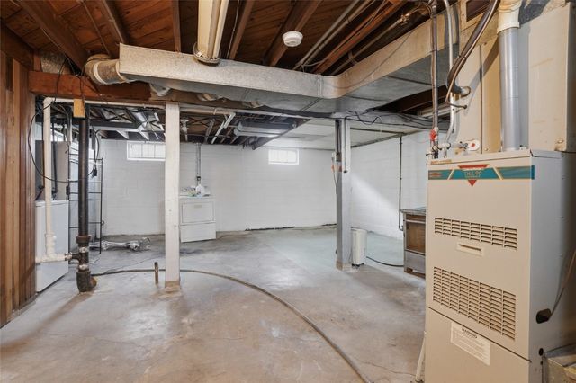 1228 Oakland Road NE, Cedar Rapids, IA 52402