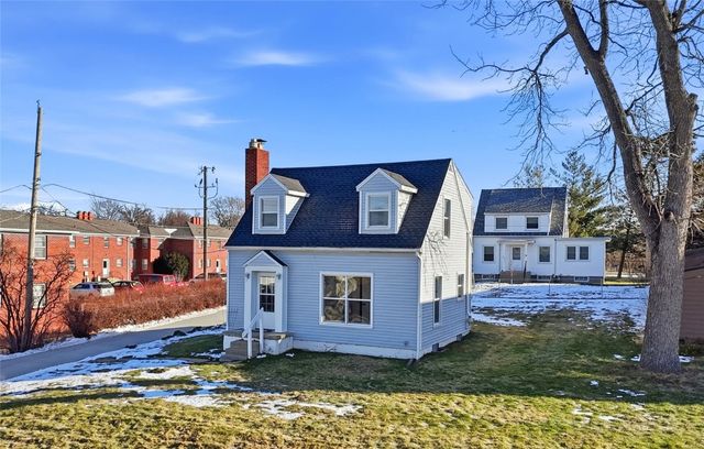 1228 Oakland Road NE, Cedar Rapids, IA 52402