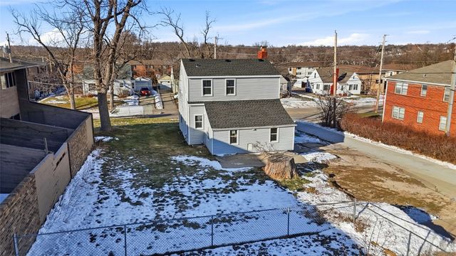 1228 Oakland Road NE, Cedar Rapids, IA 52402