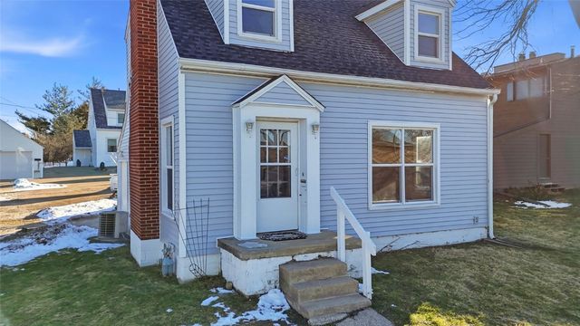 1228 Oakland Road NE, Cedar Rapids, IA 52402