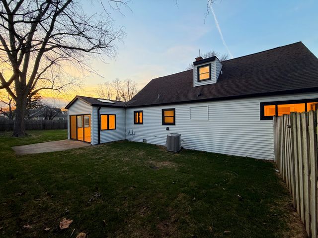 219 E Berkshire Avenue, Lombard, IL 60148