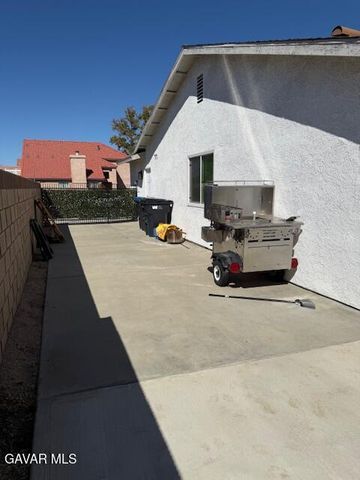 1144 E Aveneu J10, Lancaster, CA 93535