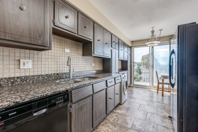 6020 Lincoln Avenue 307, Morton Grove, IL 60053