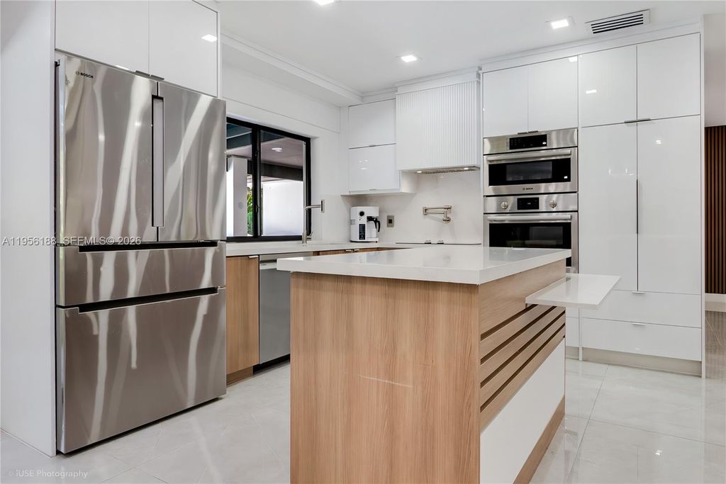 Image 10 of property listing at 17203 SW 78th Pl, Palmetto Bay, FL 33157