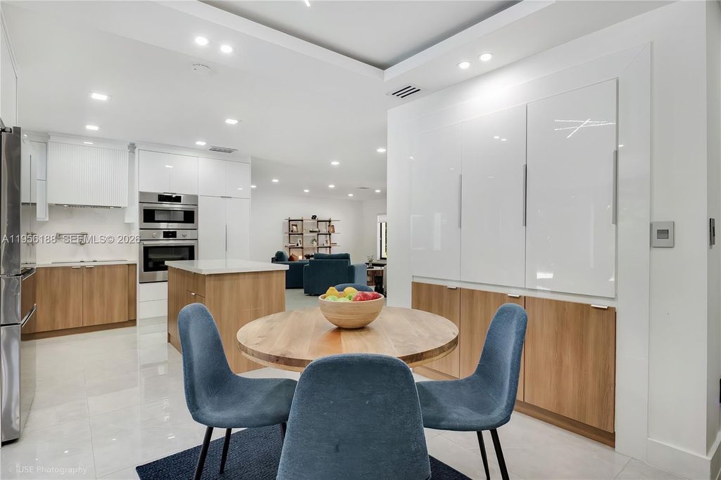 Image 12 of property listing at 17203 SW 78th Pl, Palmetto Bay, FL 33157