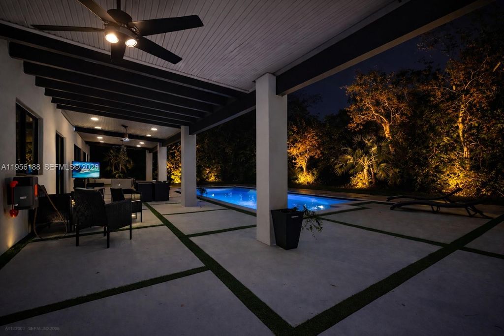 Image 26 of property listing at 17203 SW 78th Pl, Palmetto Bay, FL 33157