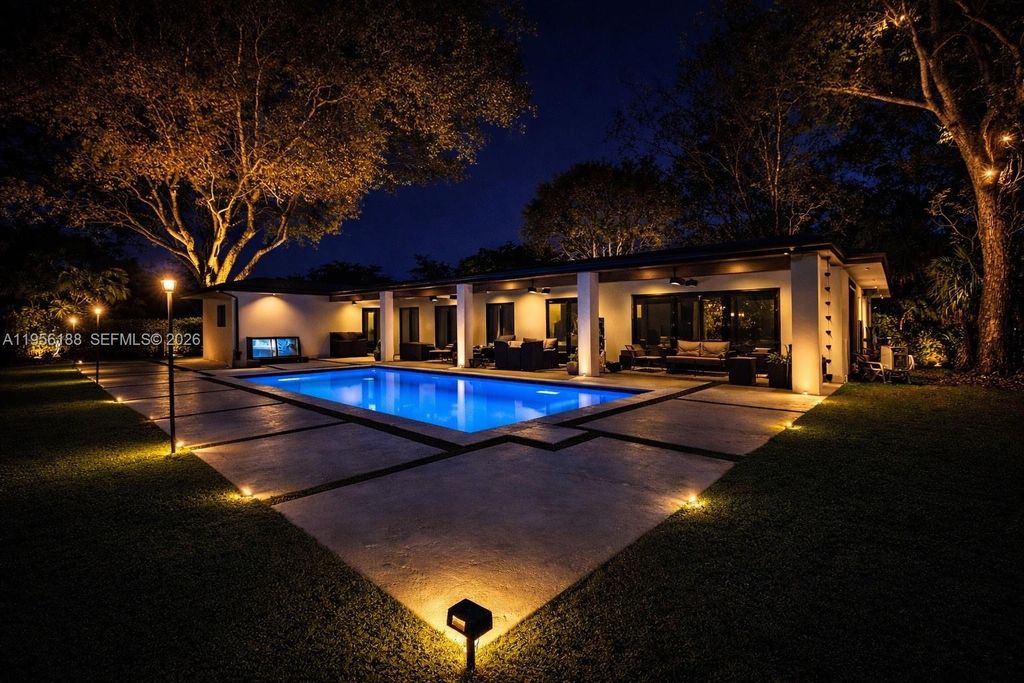 Image 3 of property listing at 17203 SW 78th Pl, Palmetto Bay, FL 33157