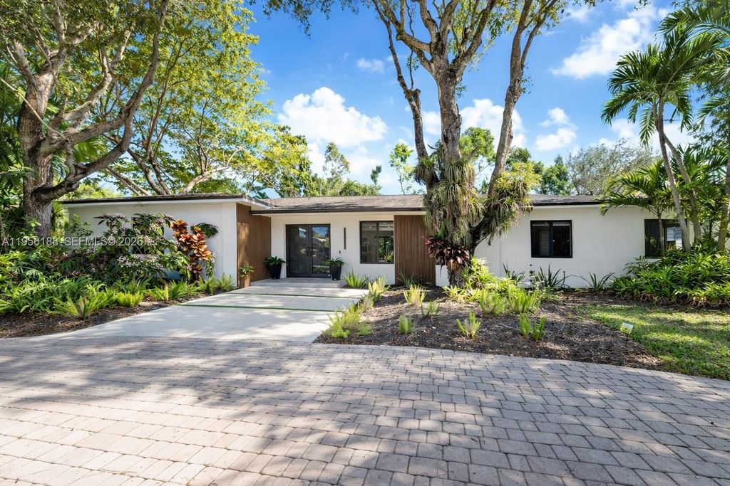 Image 6 of property listing at 17203 SW 78th Pl, Palmetto Bay, FL 33157