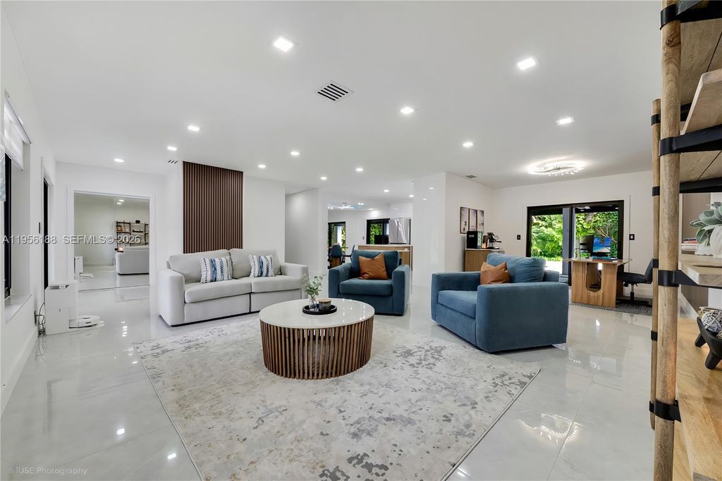 Image 7 of property listing at 17203 SW 78th Pl, Palmetto Bay, FL 33157