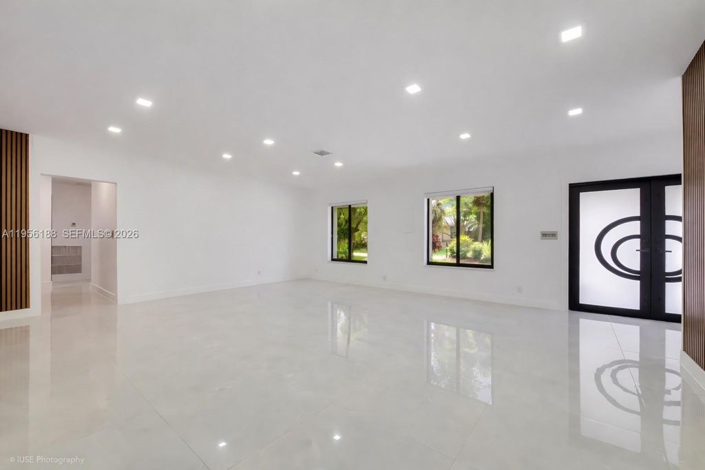 Image 8 of property listing at 17203 SW 78th Pl, Palmetto Bay, FL 33157