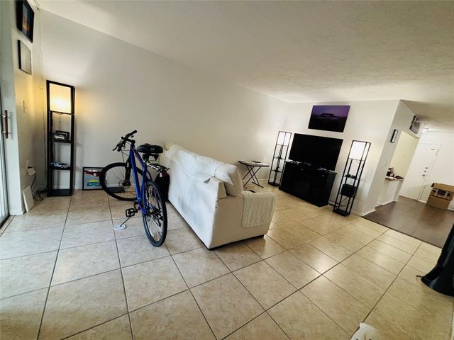 7300 NW 17th Street 405, Plantation, FL 33313