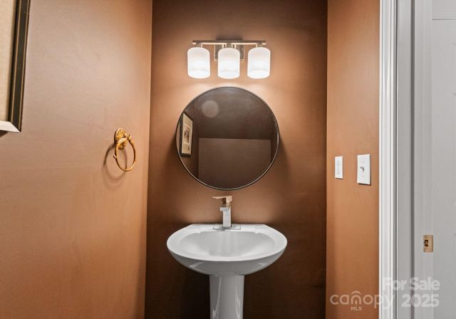 9930 Treeside Lane, Matthews, NC 28105