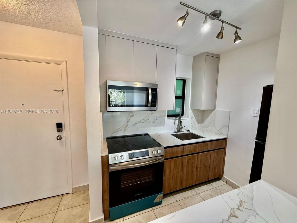 1530 SW 2nd St 304, Miami, FL 33135