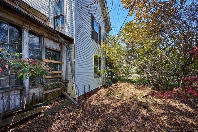 38 West St, Easthampton, MA 01027