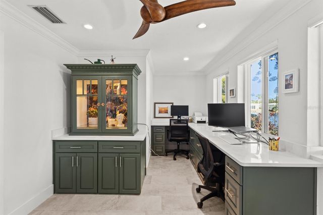 604 SPANISH DRIVE N, Longboat Key, FL 34228