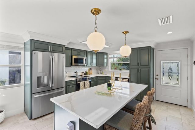 604 SPANISH DRIVE N, Longboat Key, FL 34228