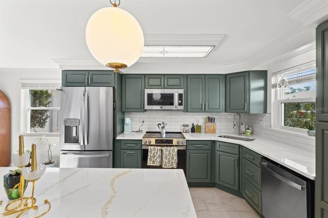 604 SPANISH DRIVE N, Longboat Key, FL 34228